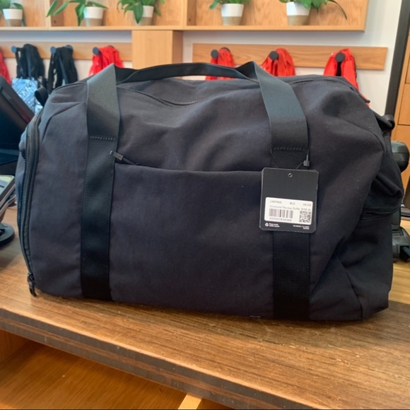 lululemon command the day duffel